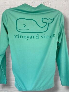 Vineyard Vines Men’s Whale Long Sleeve Green Performance Tee — 1V0367. Size: XS